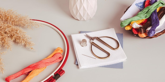 zestaw do haftu z muliną i tamborkiem